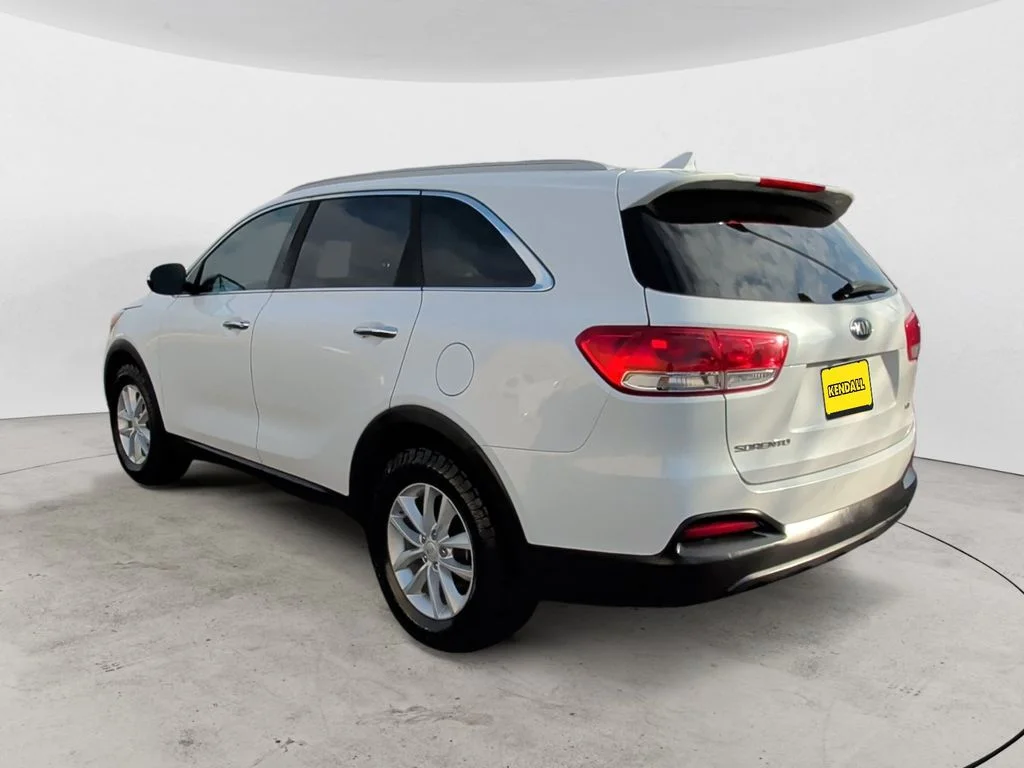 Used 2018 White Kia LX image 7