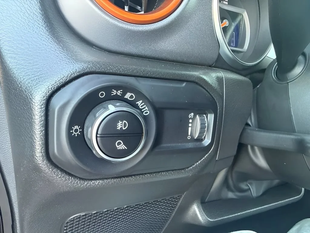Used 2023  Jeep Mojave image 21