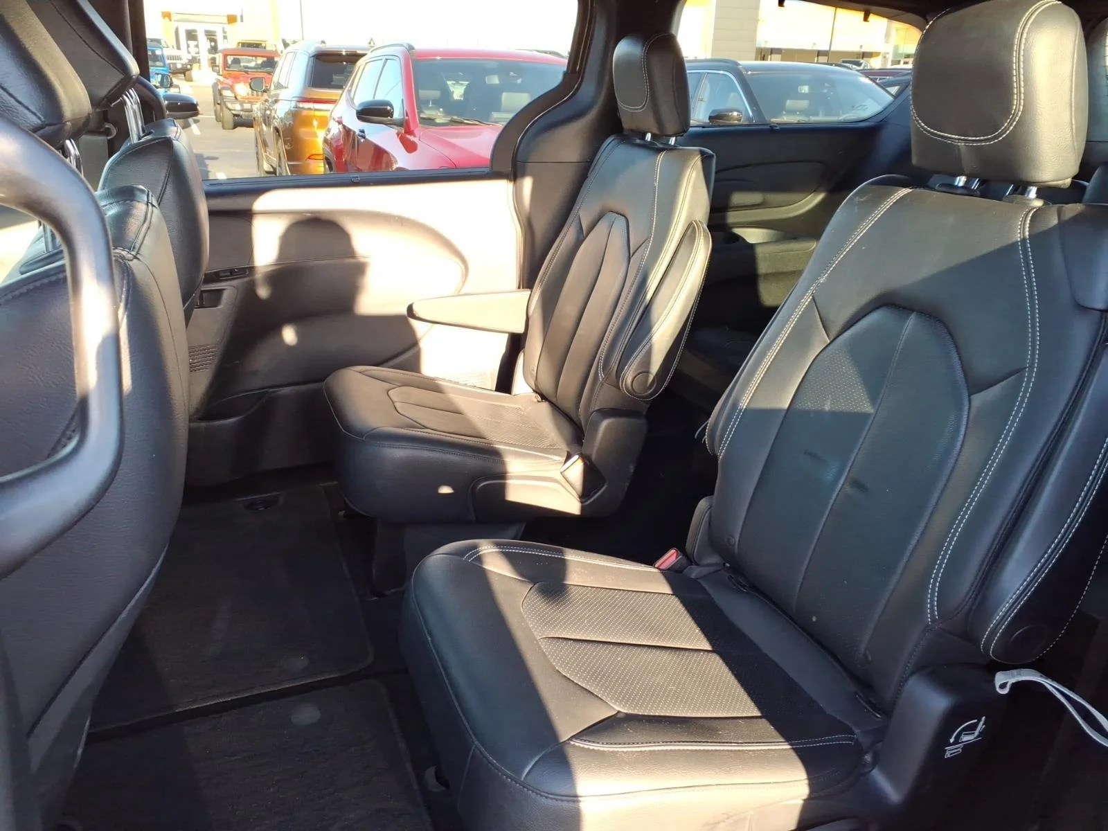 Used 2020 Granite Crystal Metallic Clearcoat Chrysler Launch Edition image 26