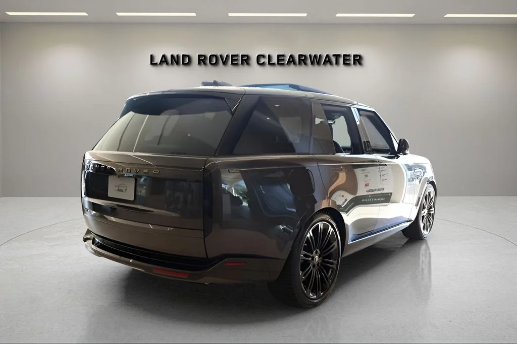New 2025 Carpathian Grey Land Rover SE image 4