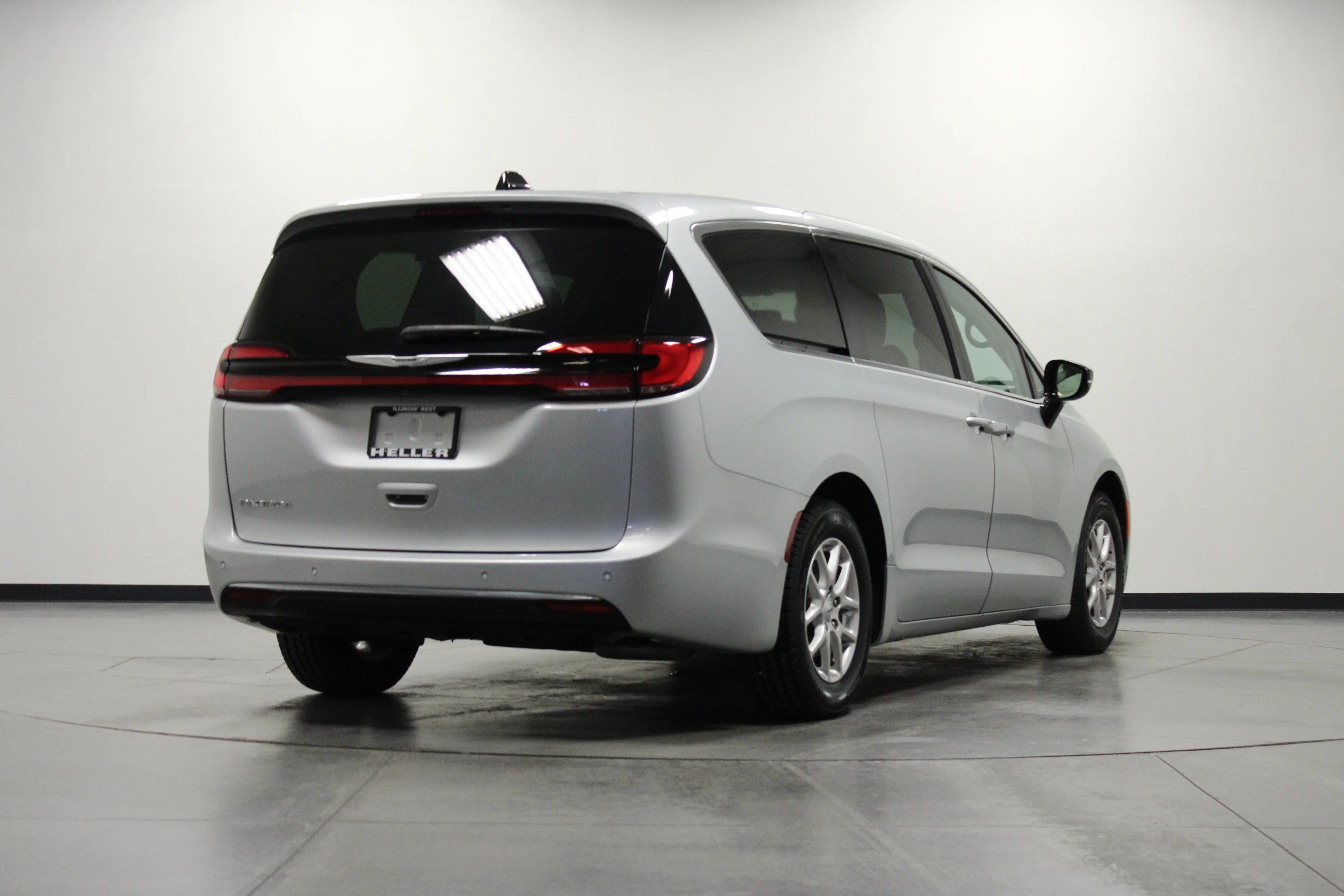 Used 2024 Silver Mist Clearcoat Chrysler Touring L image 4