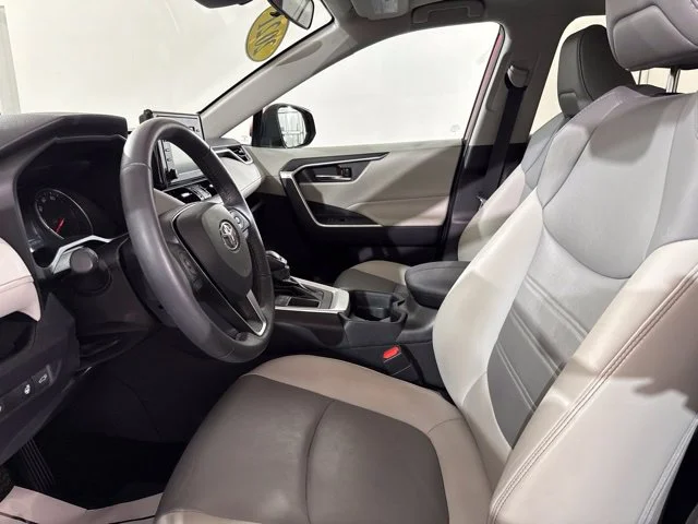 Used 2021 Red Toyota XLE Premium image 16