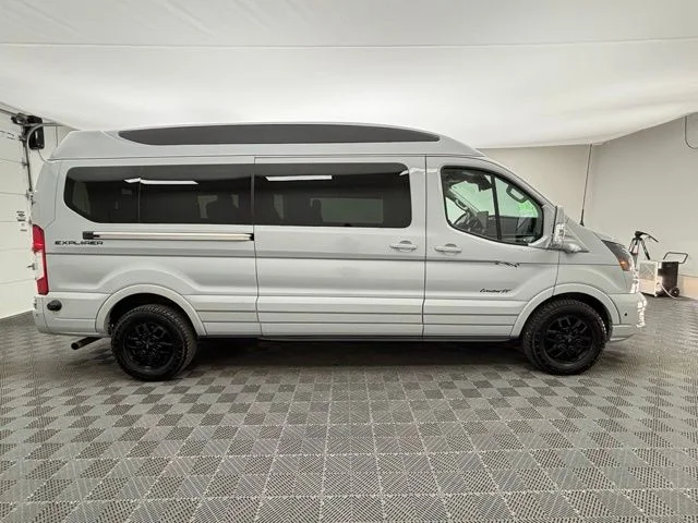Used 2025 Gray Metallic Ford Explorer Limited SE image 6