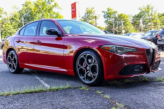 Used 2023  Alfa Romeo Veloce image 1
