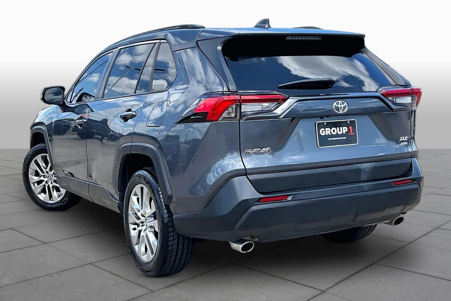 Used 2021 Magnetic Gray Metallic Toyota XLE Premium image 12