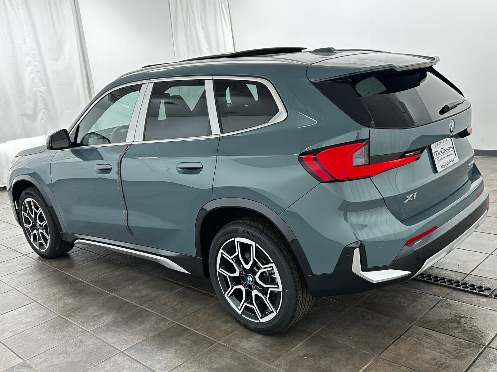 New 2026 Cape York Green Metallic BMW xDrive28i image 3
