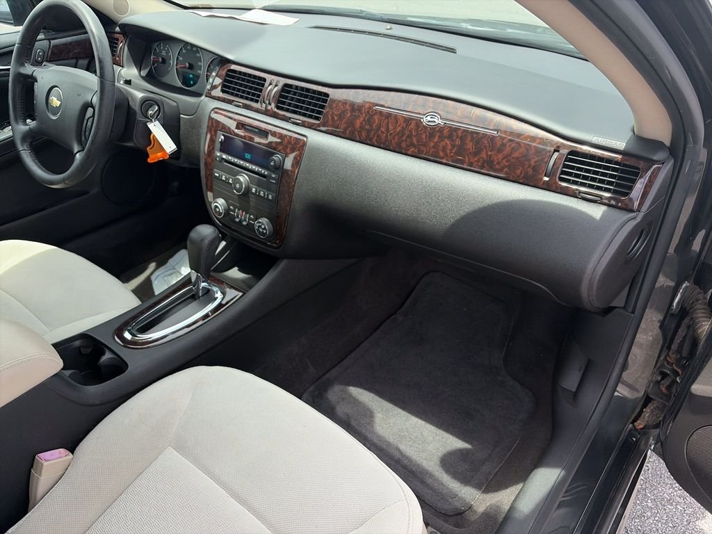 Used 2013 Gray Chevrolet LT image 29