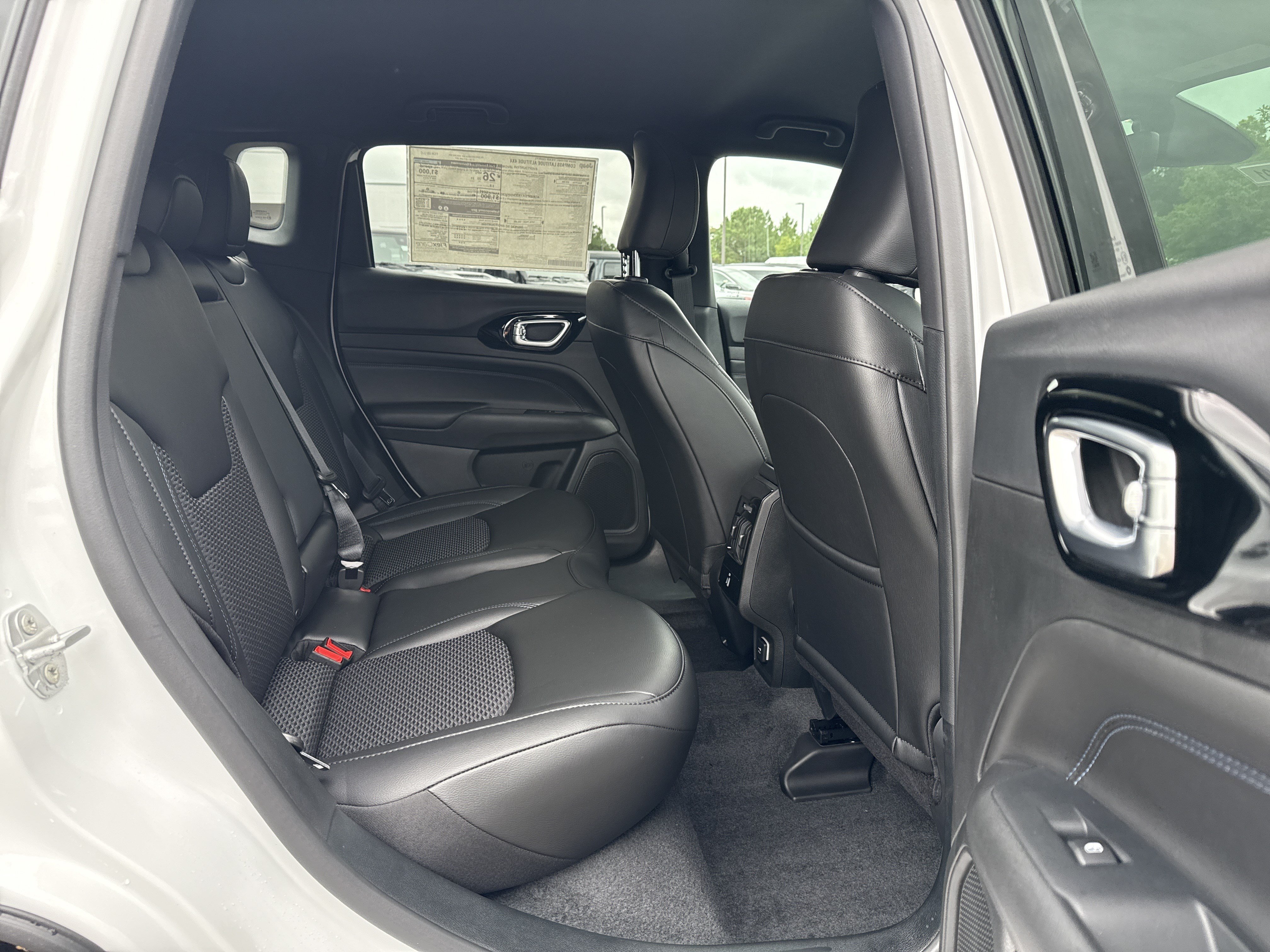 New 2026 Bright White Clear-Coat Exterior Paint Jeep Latitude image 15