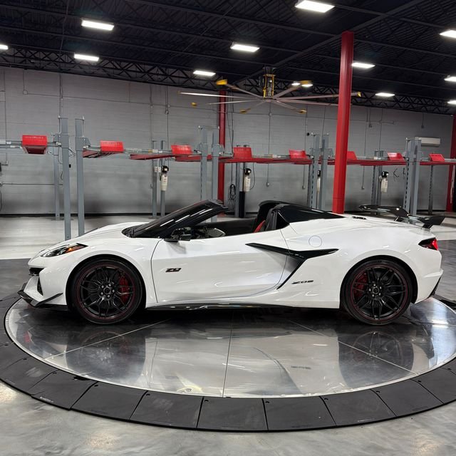 Used 2023 White Chevrolet Z06 image 21