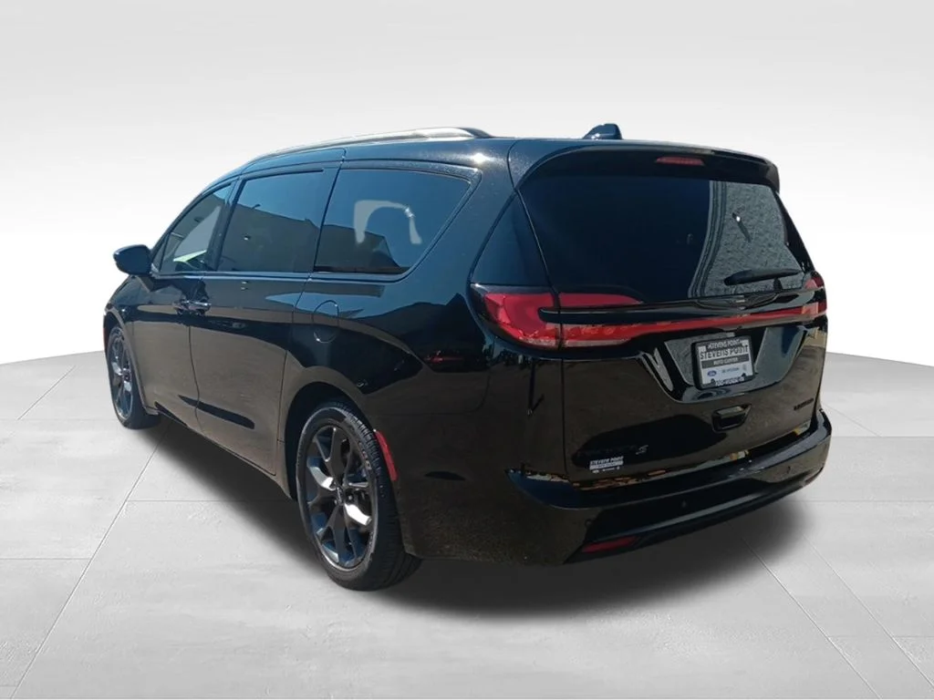 Used 2025 Diamond Black Crystal Pearlcoat Chrysler Limited image 5