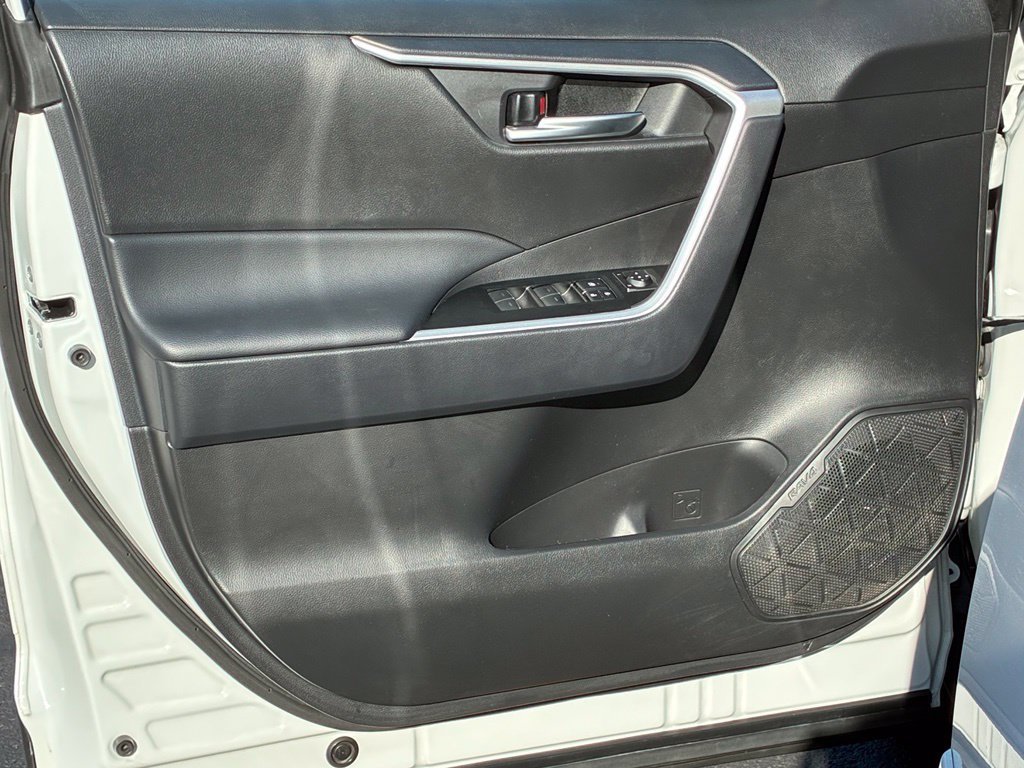 Used 2025 White Toyota XLE image 19
