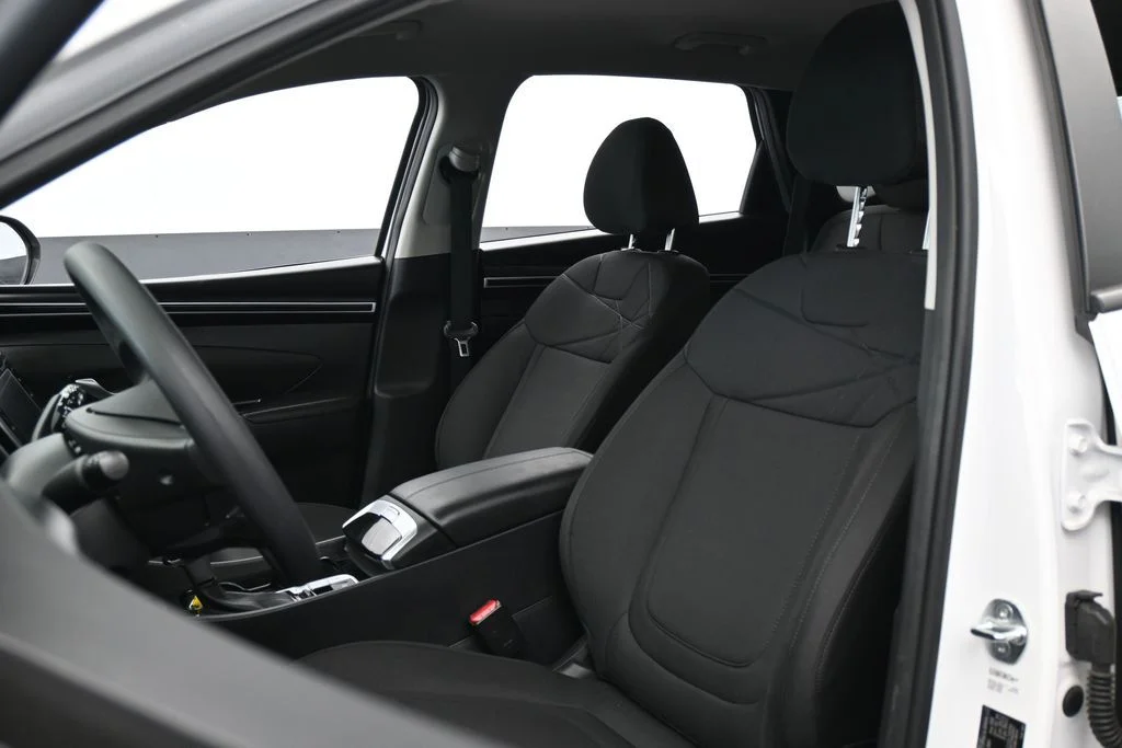 Used 2024 White Pearl Hyundai SE image 10