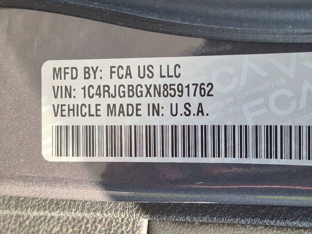 Used 2022  Jeep Limited image 34