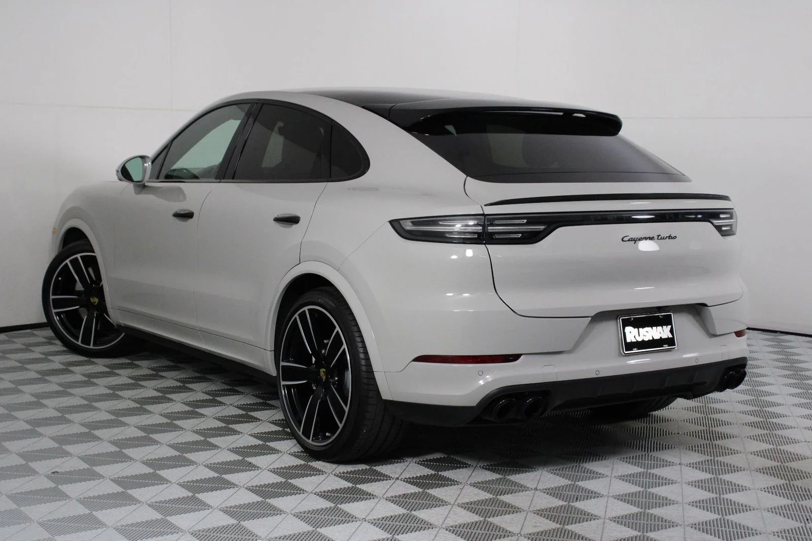 Used 2022 Chalk Porsche Turbo image 3