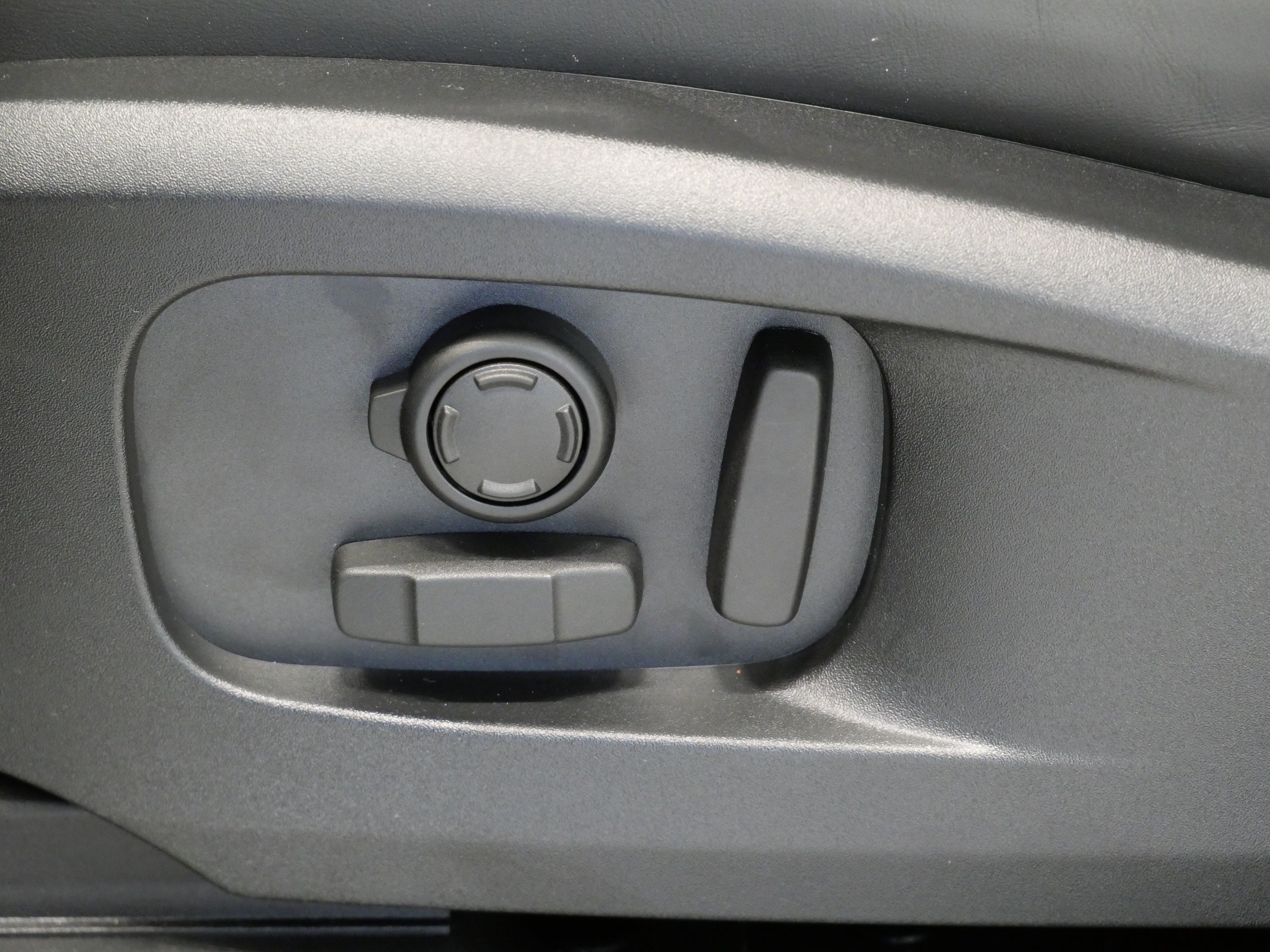 New 2026 Woolstone Green LAND ROVER X-Dynamic SE image 6