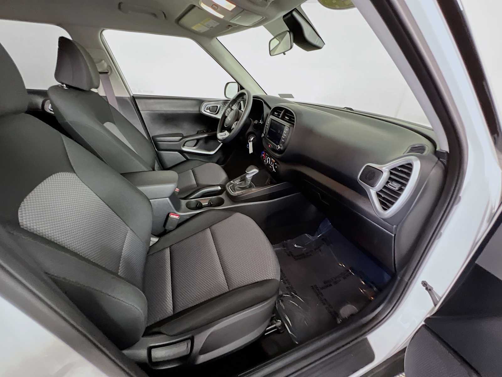 Used 2025 Snow White Pearl Kia LX image 26