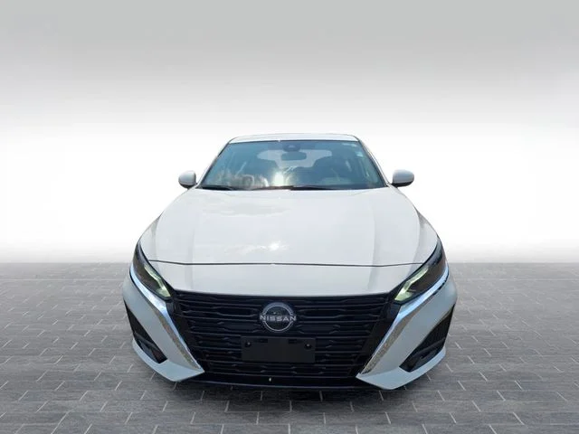Used 2025 White Nissan 2.5 SV image 2