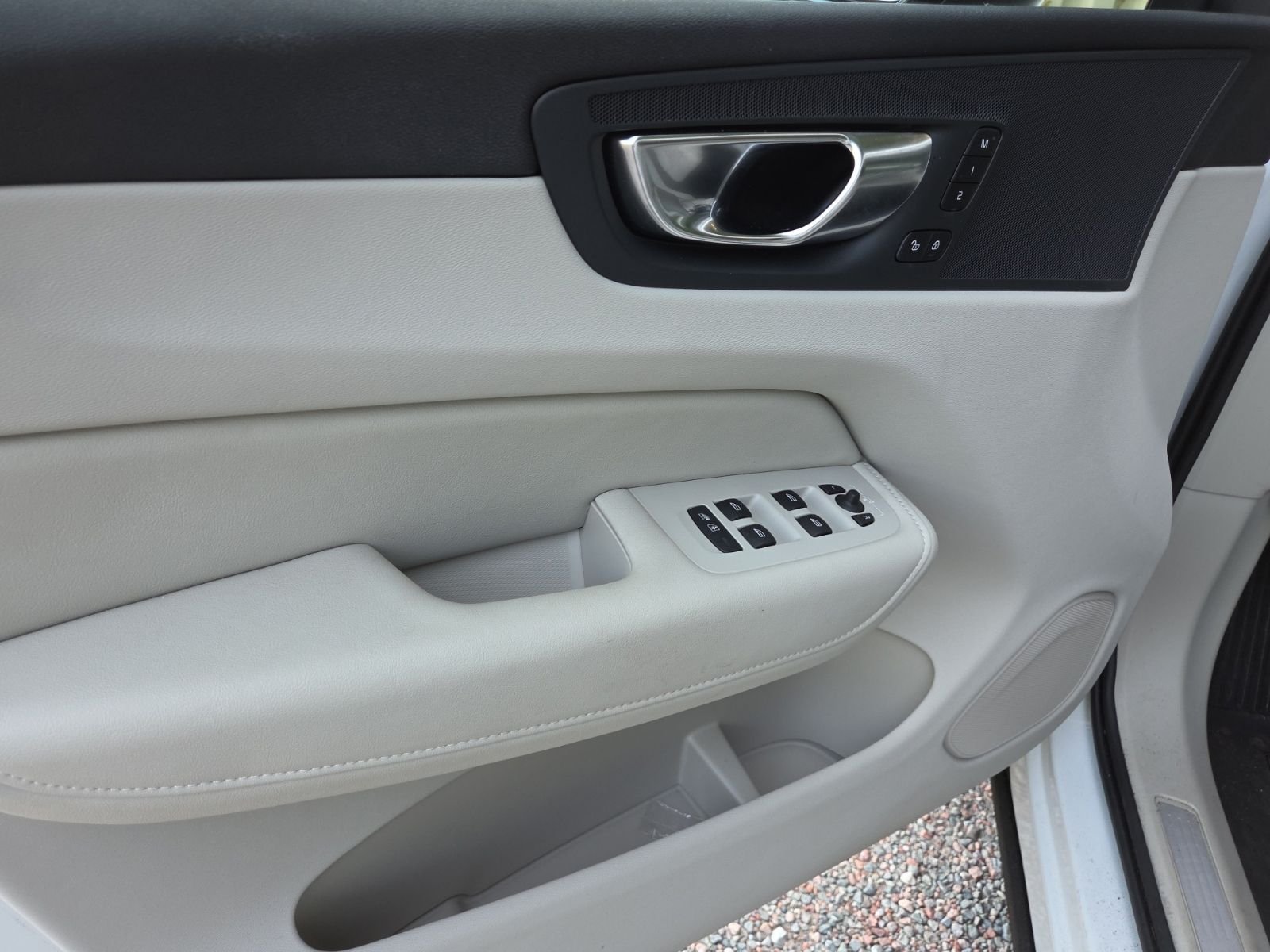 Used 2025 White Volvo B5 Plus image 23