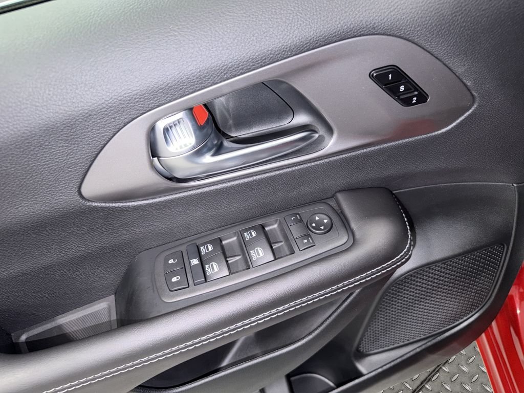 New 2026 Red Hot Pearl-Coat Exterior Paint Chrysler Select image 21