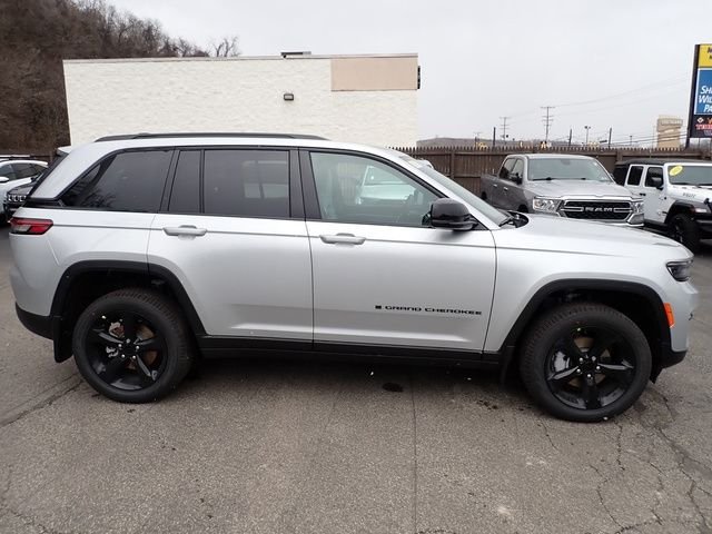 New 2025 Silver Zynith Exterior Paint Jeep Limited image 8