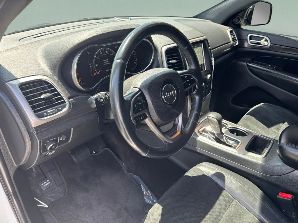 Used 2018 Bright White Clearcoat Jeep Laredo E image 20
