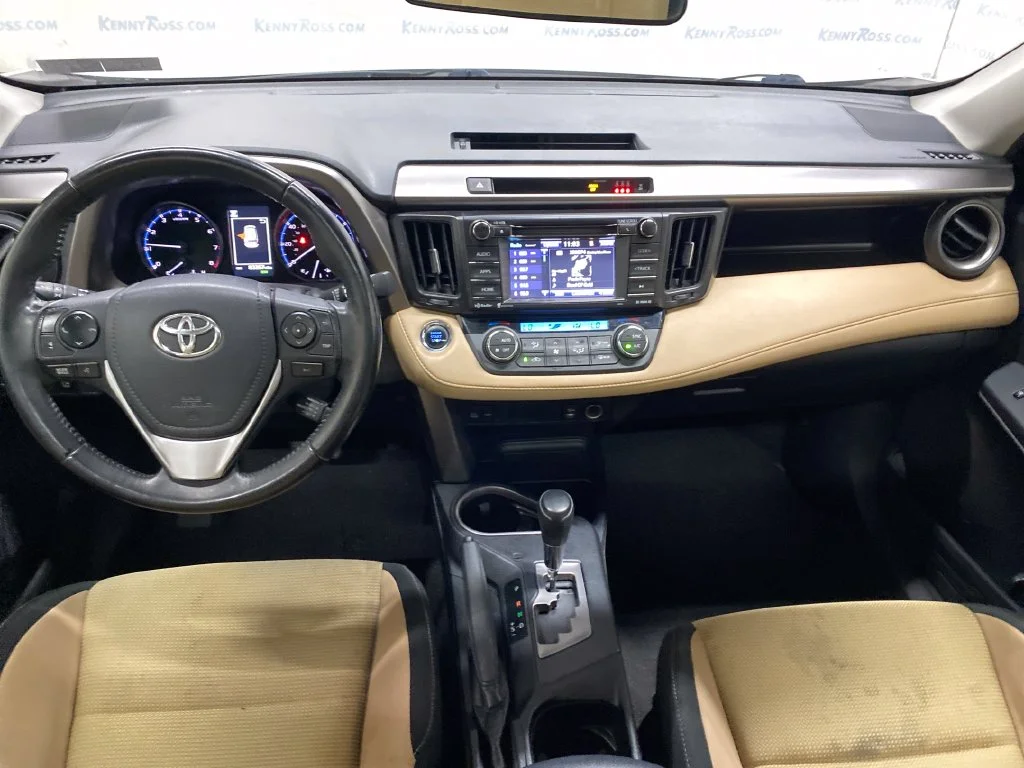 Used 2018 White Toyota XLE image 23