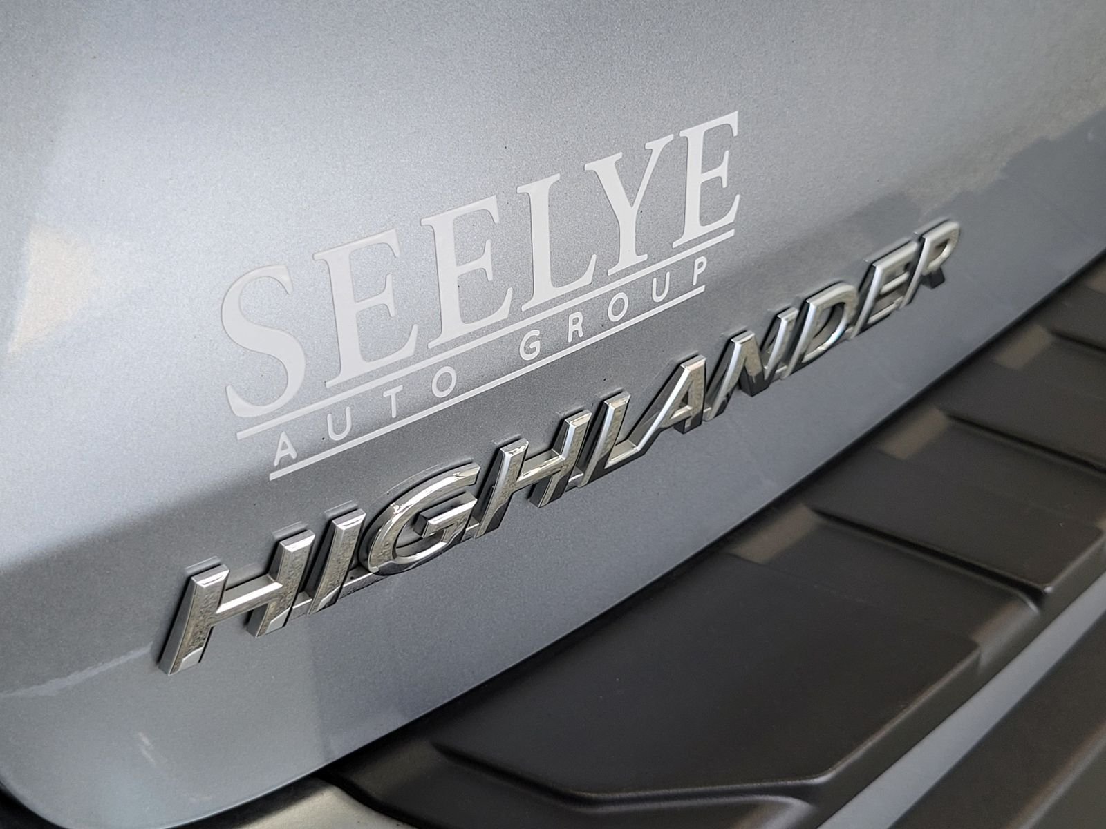Used 2017 Silver Toyota XLE image 33