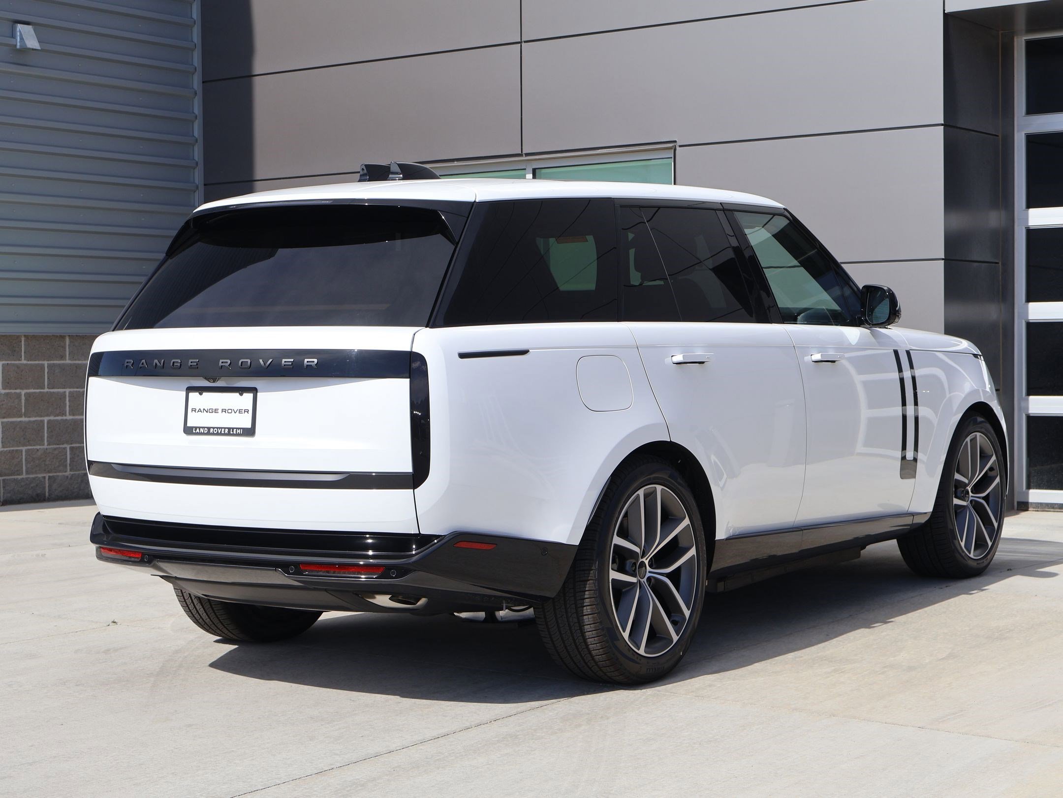 New 2026 Ostuni Pearl White LAND ROVER P550e SE image 5