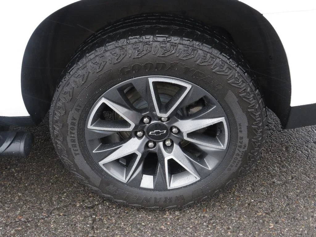 Used 2024 Summit White Chevrolet Z71 image 10