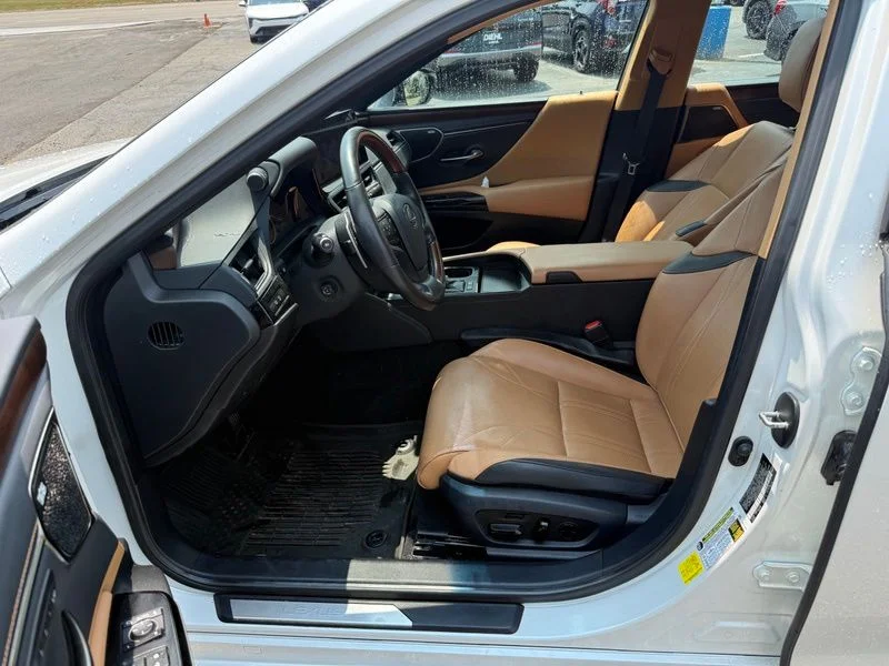 Used 2024 White Lexus 300h Luxury image 9