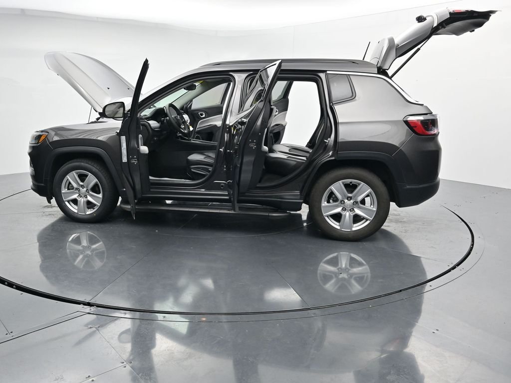 Used 2022 Gray Jeep Latitude image 43
