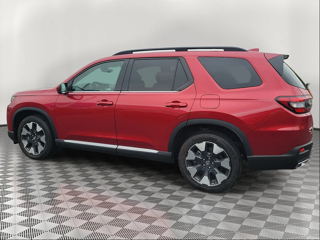 2026 Honda Pilot Touring, photo 2 of 12