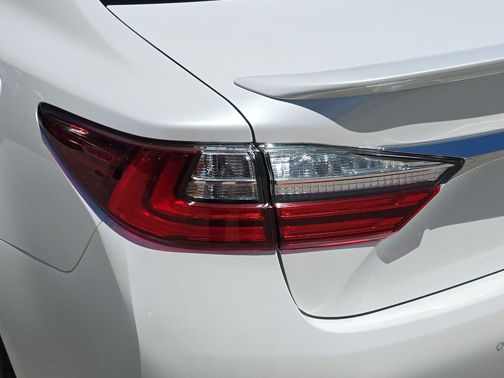 Used 2016 White Lexus 300h image 36
