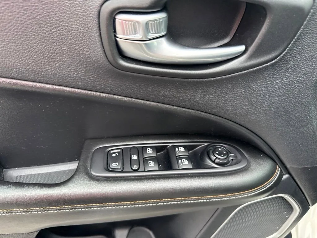 Used 2019 White Clearcoat Jeep Latitude image 17