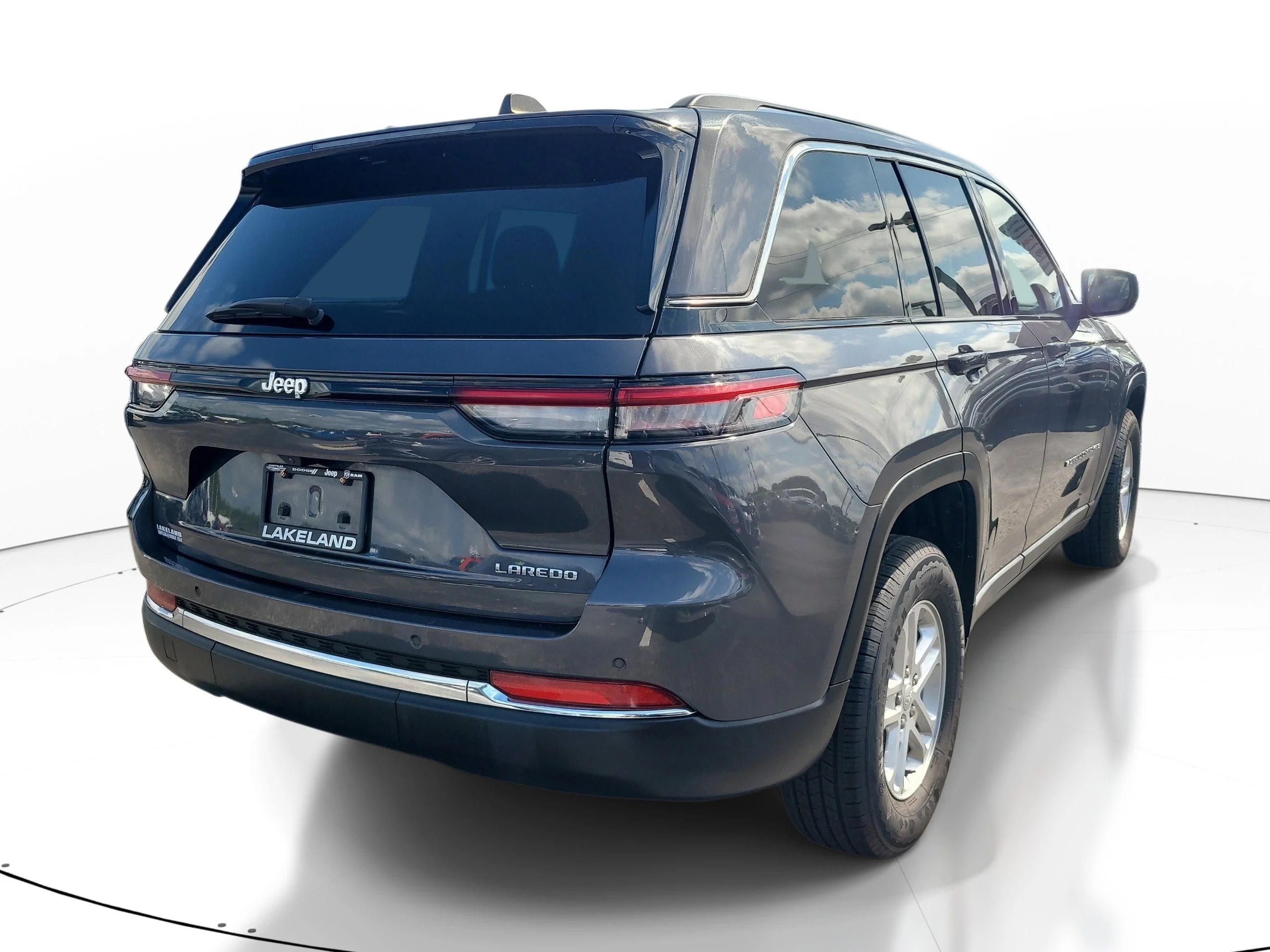 Used 2024 Baltic Gray Metallic Clearcoat Jeep Laredo image 4