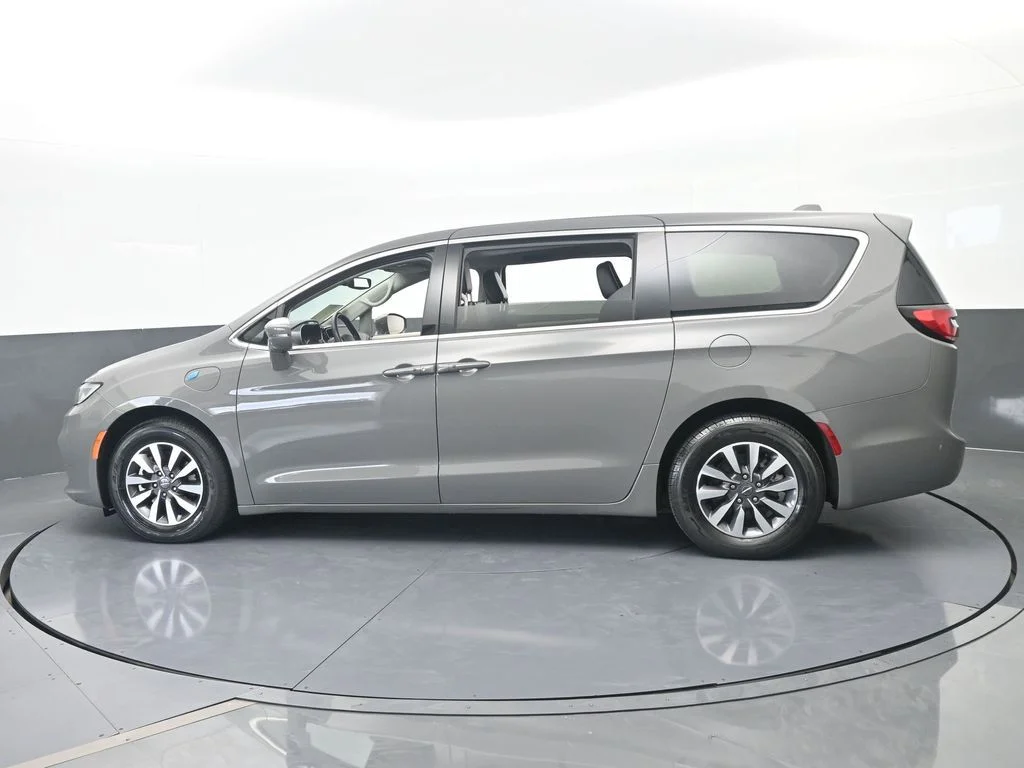 Used 2022 Ceramic Gray Clearcoat Chrysler Touring L image 3