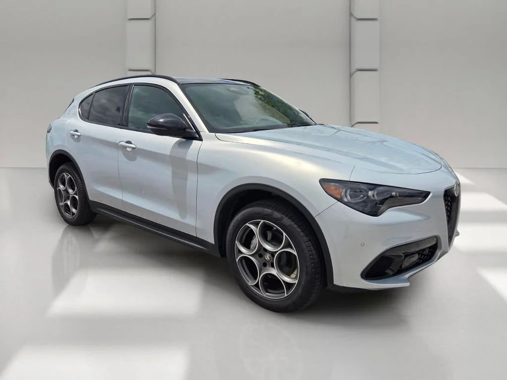 New 2025 Moonlight Gray Metallic Alfa Romeo Base image 2