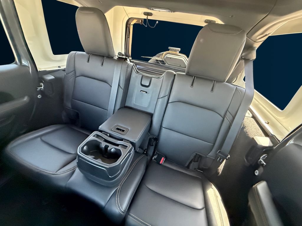 2025 Jeep Wrangler 4-Door Sahara - Photo 16