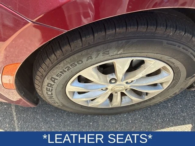 Used 2017 Red Chrysler Touring L image 7