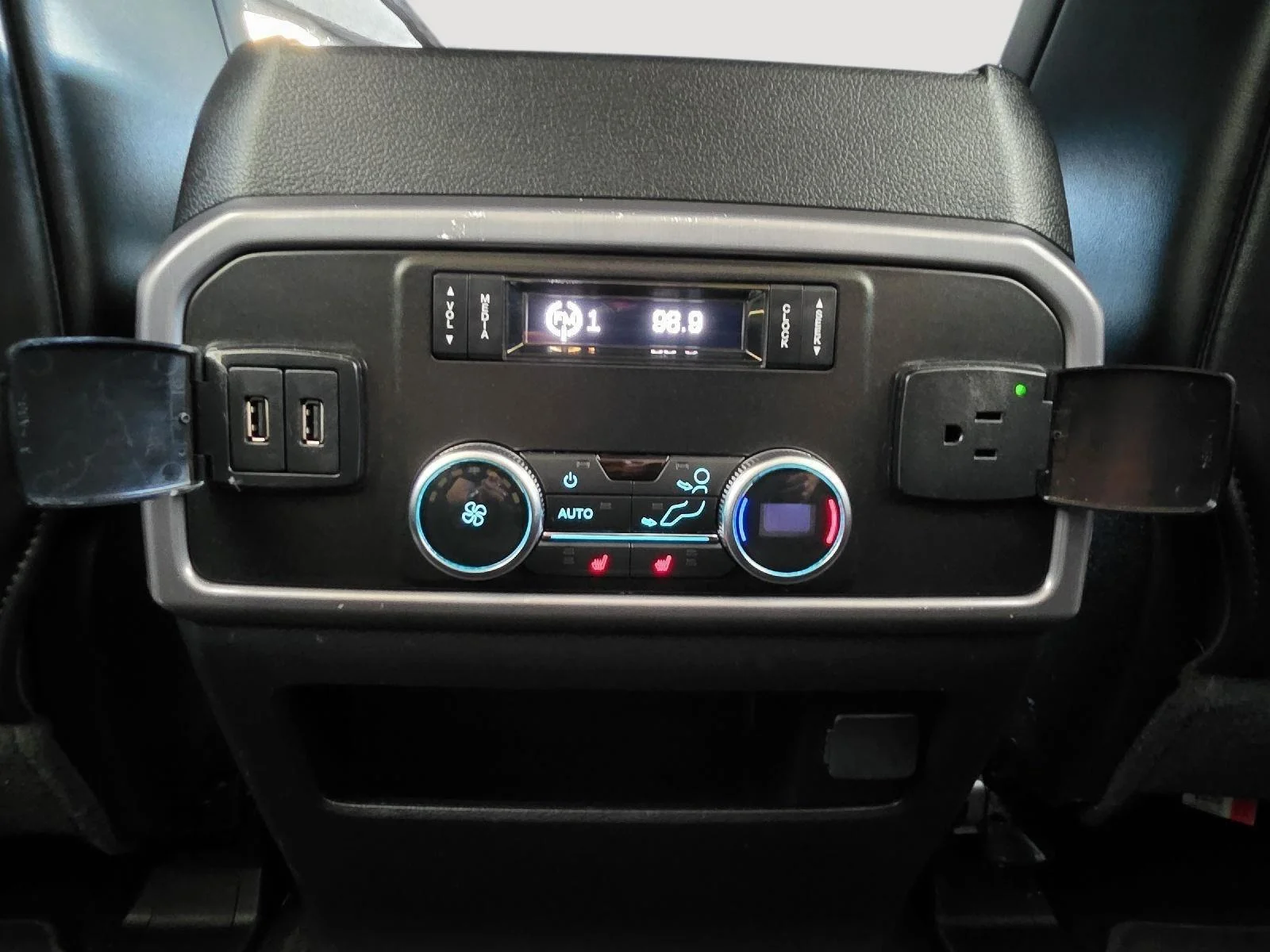 Used 2019 White Platinum Metallic Tri-Coat Ford Platinum image 28