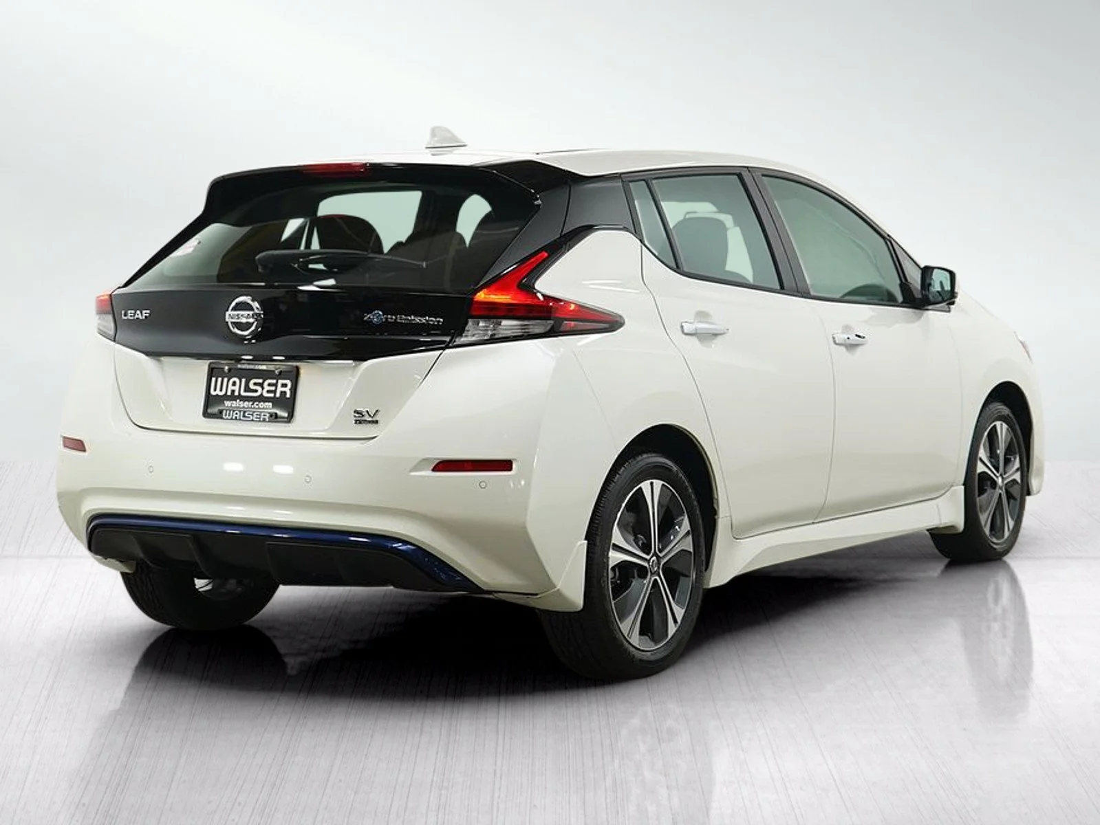 Used 2022 Pearl White Nissan SV Plus image 5