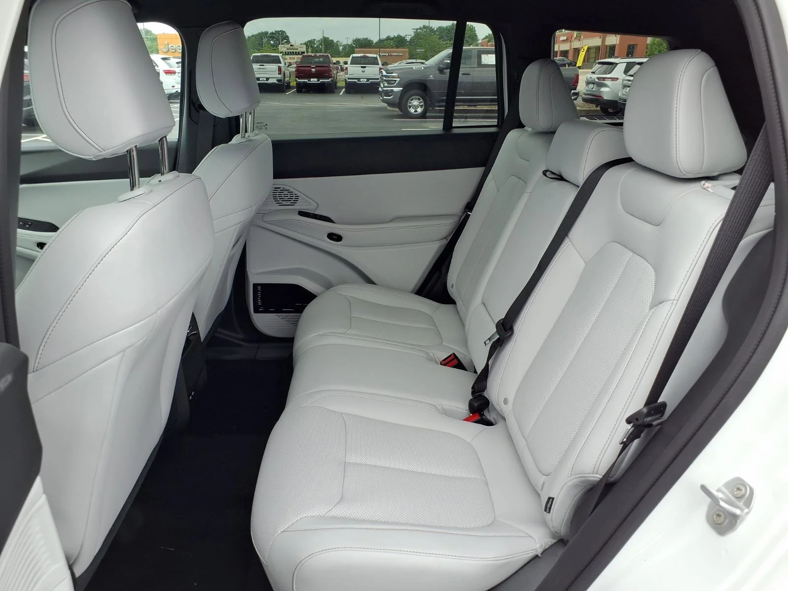 New 2026 Bright White Clear-Coat Exterior Paint Jeep Limited image 16