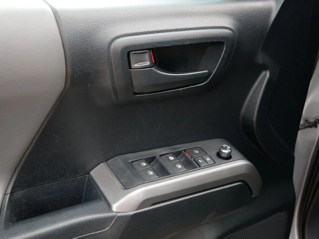 2016 Toyota Tacoma SR5 - Photo 16