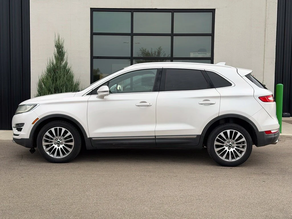 Used 2018 White Lincoln Reserve image 2