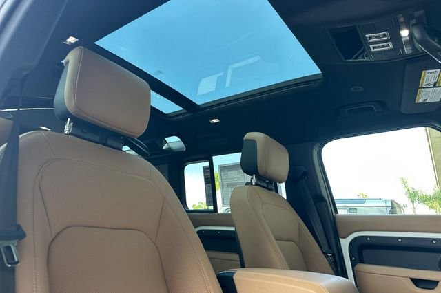 New 2026 White Land Rover X-Dynamic SE image 15