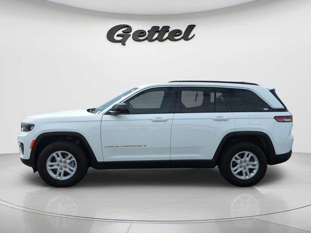 Used 2025 White Jeep Laredo image 8