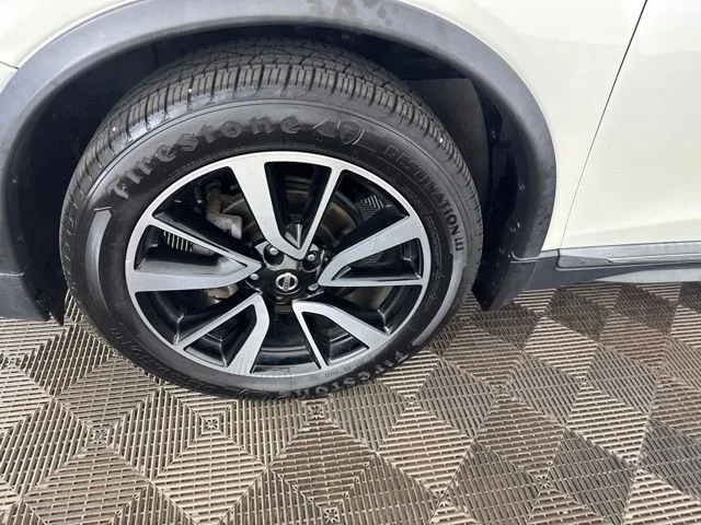 Used 2020 White Nissan SL image 27