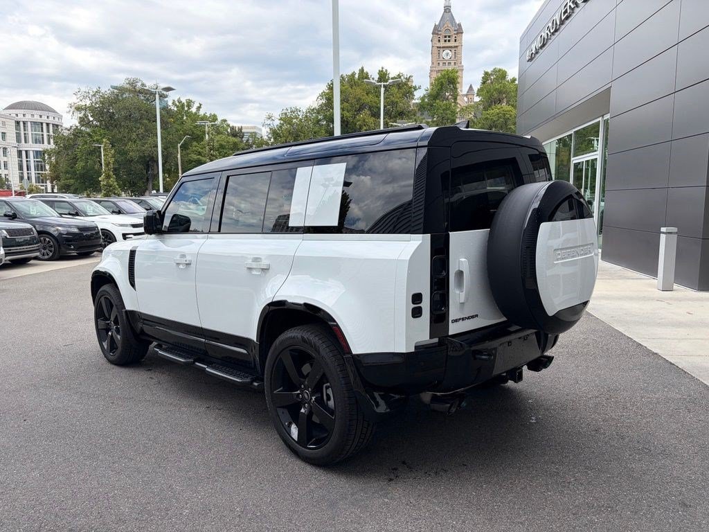 Used 2025 White Land Rover 110 P400 X-Dynamic SE image 4