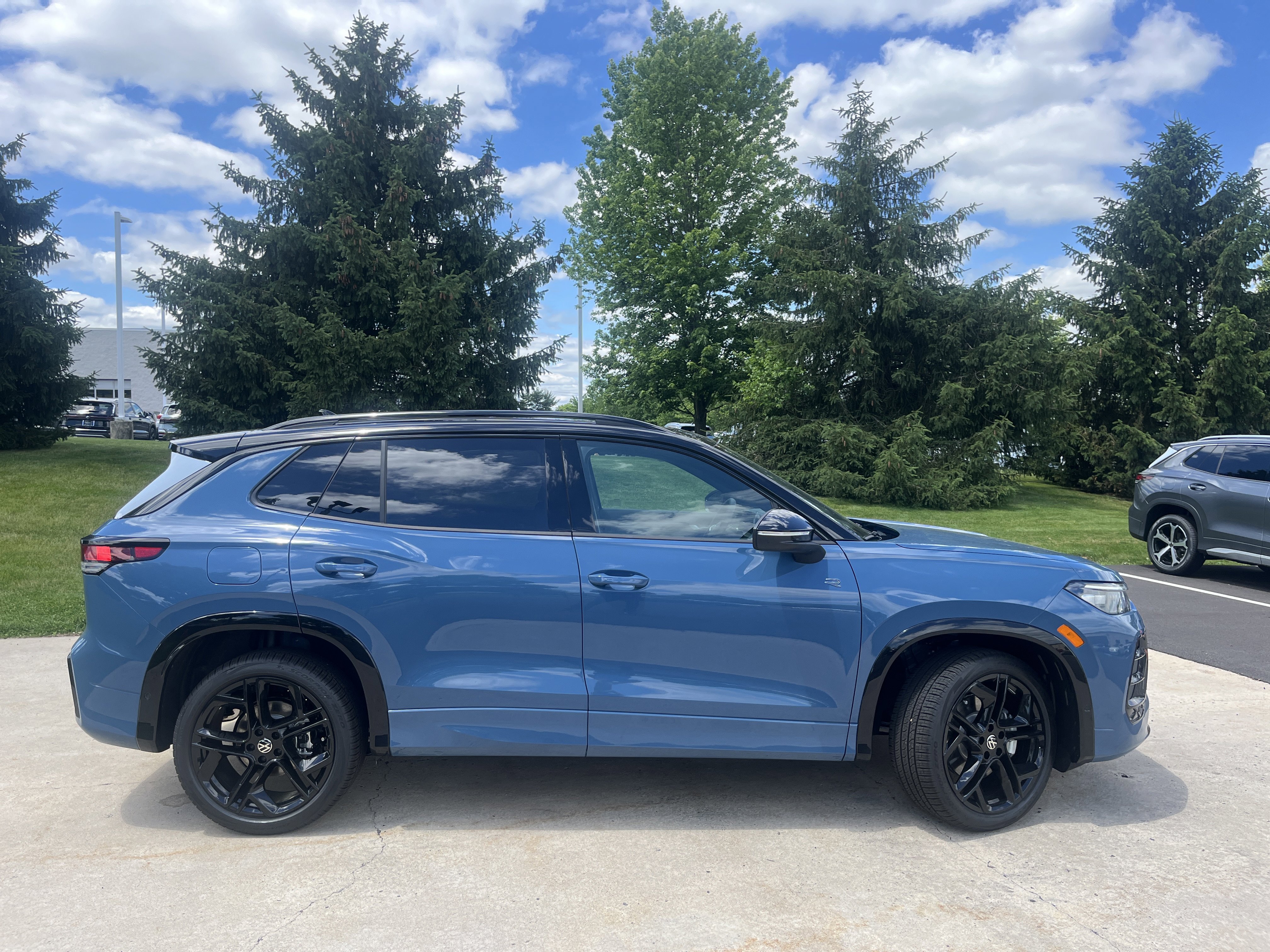 New 2026 Monterey Blue w/Deep Black Roof Volkswagen SE R-Line Black image 14