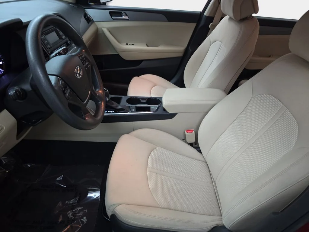 Used 2015 Venetian Red Metallic Hyundai SE image 17